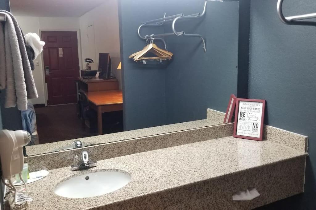 Hotel King Bed Hotel Room 120 Booking Stillwater Exterior foto